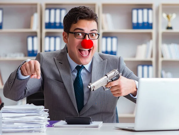 Biznesmen klaun pracuje w biurze zły sfrustrowany — Zdjęcie stockowe
