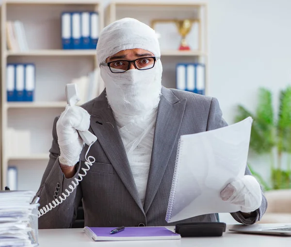 Trabajador de negocios vendado que trabaja en la oficina haciendo papelería —  Fotos de Stock