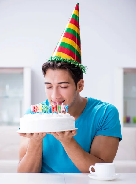 Jovem celebrando aniversário sozinho em casa — Fotografia de Stock