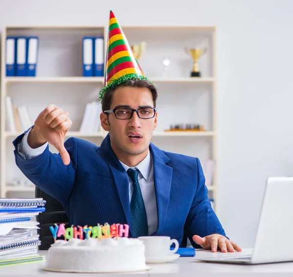 Mannen firar födelsedag på kontoret — Stockfoto