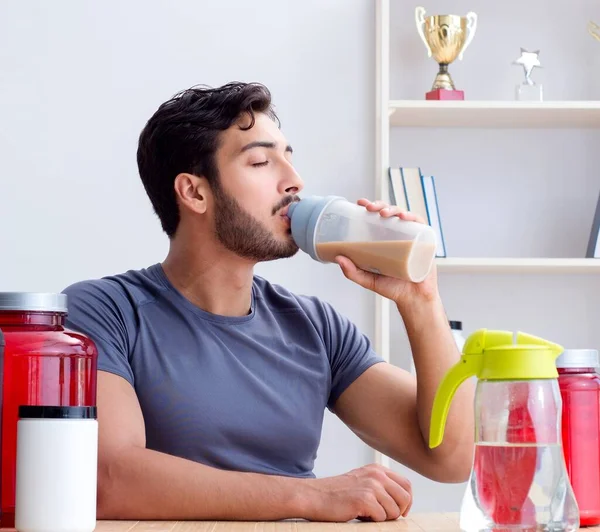 Atleta degustação de novos suplementos proteicos para melhores músculos — Fotografia de Stock