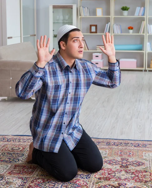 Young muslim man praying at home — Stock Photo, Image
