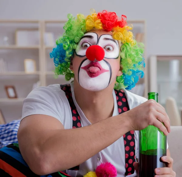 Dronken clown viert feest thuis — Stockfoto
