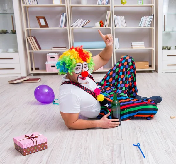 Fylld clown som firar fest hemma — Stockfoto