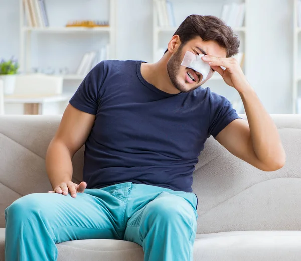 Młody mężczyzna odzyskuje zdrowie w domu po operacji plastycznej nosa — Zdjęcie stockowe
