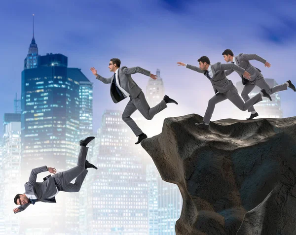 ビジネス人が崖から落ちる — ストック写真