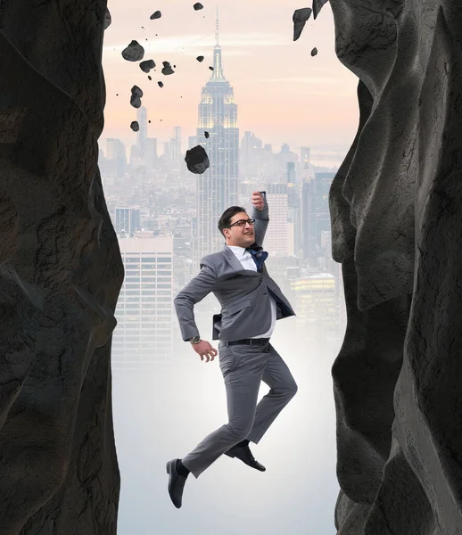 İş adamı iş kavramındaki zorlukların üstesinden geldi