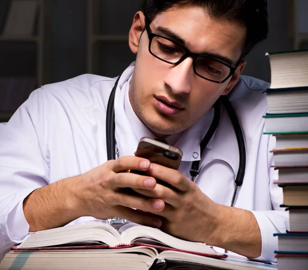 Студент-медик готовится к экзаменам ночью — стоковое фото