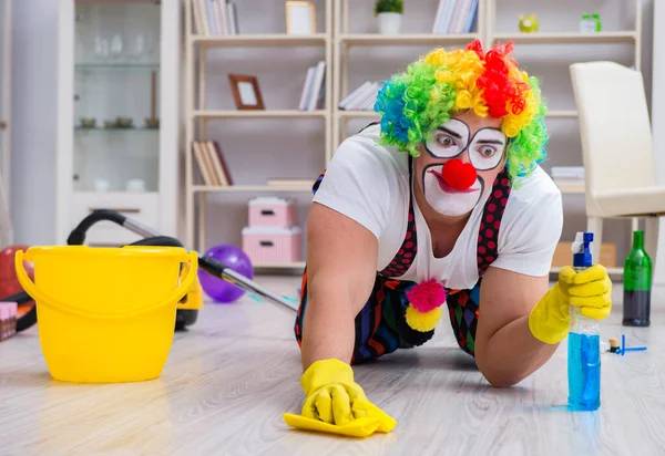 有趣的小丑在家打扫卫生 — 图库照片