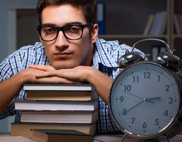 Estudante se preparando para exames tarde da noite em casa — Fotografia de Stock