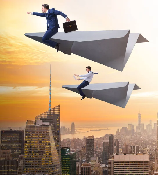 Empresário voando em avião de papel no conceito de negócio — Fotografia de Stock