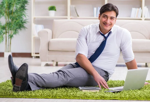 Бизнесмен, сидящий на полу в офисе — стоковое фото