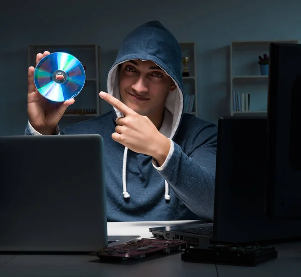 Hacker hacken computer 's nachts — Stockfoto
