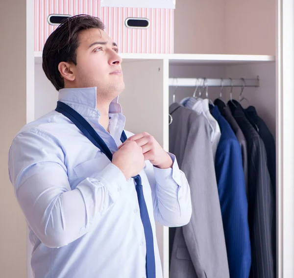 Jonge man zakenman kleden zich aan voor het werk — Stockfoto