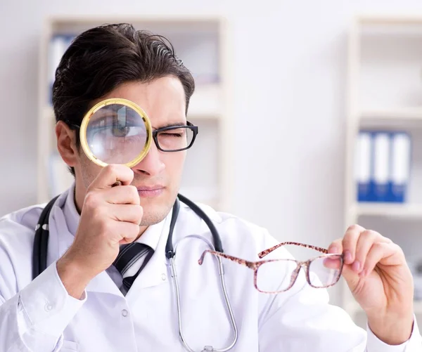 Eye doctor nel concetto medico — Foto Stock