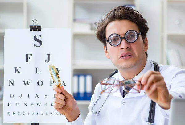 Esprili tıbbi konseptte komik göz doktoru — Stok fotoğraf