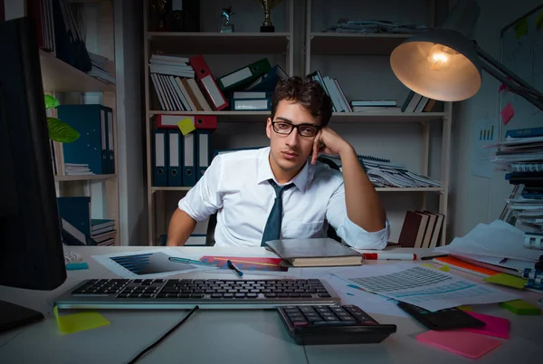 Uomo d'affari che lavora fino a tardi in ufficio — Foto Stock