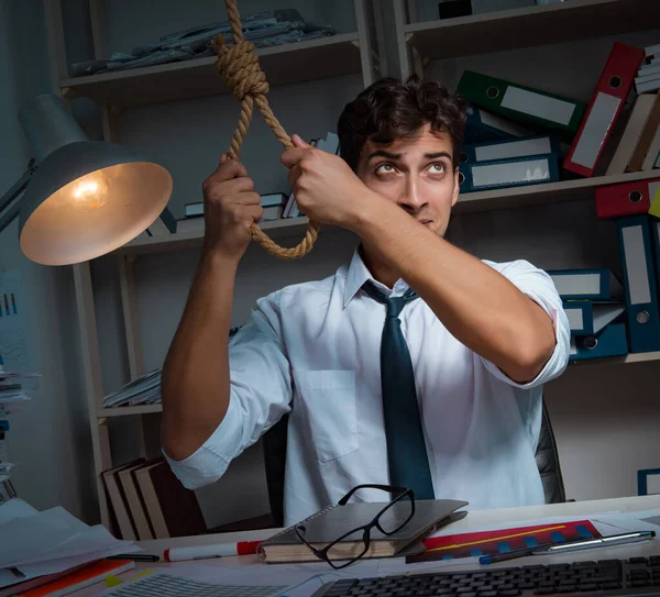 Mężczyzna biznesmen pracujący do późna w biurze — Zdjęcie stockowe