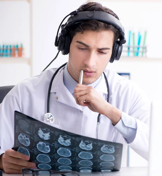 Médico varón escuchando al paciente durante la sesión de telemedicina — Foto de Stock