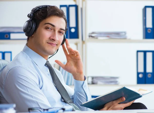 Operador de call center conversando com o cliente em live call — Fotografia de Stock