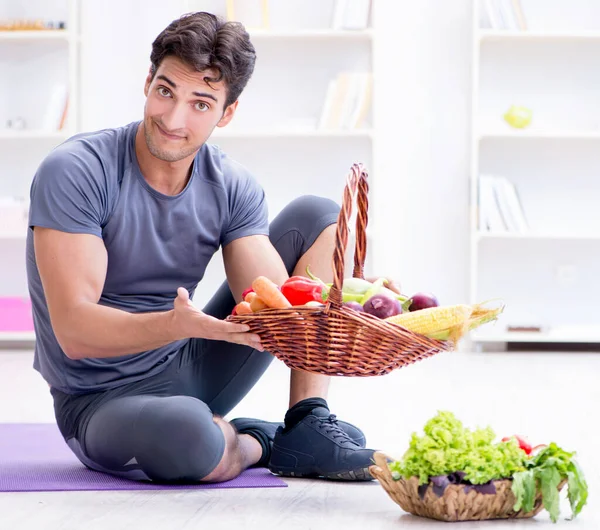 Homem promovendo os benefícios da alimentação saudável e fazendo esportes — Fotografia de Stock