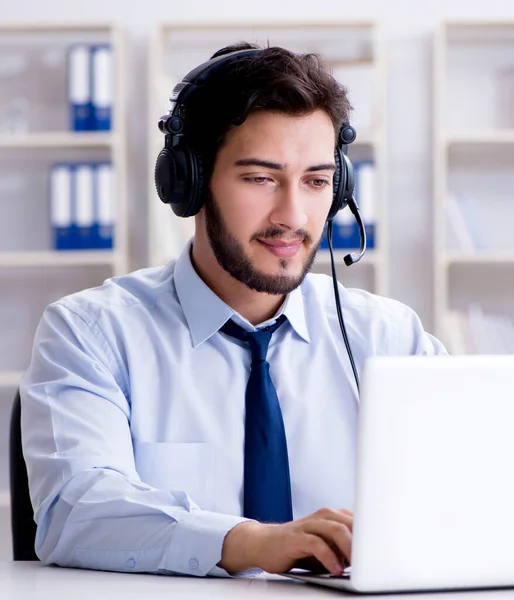 Call center employee working in office — Stock Photo, Image