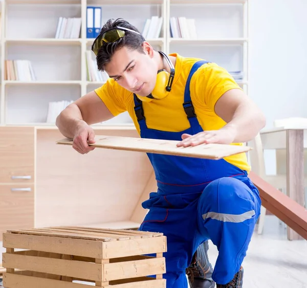 Schreiner inspiziert Holzbrett — Stockfoto