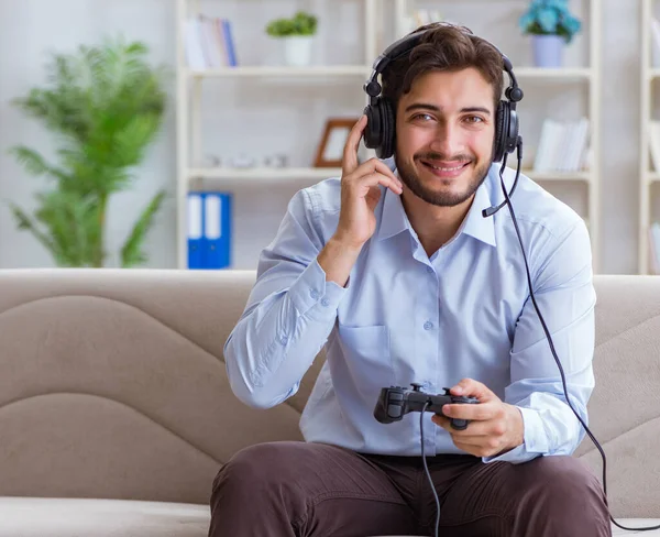 Student gamer spelen games thuis — Stockfoto