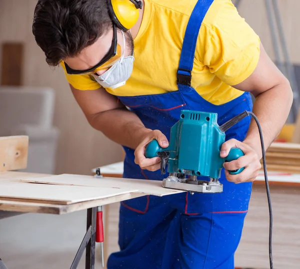 Falegname che lavora in officina — Foto Stock