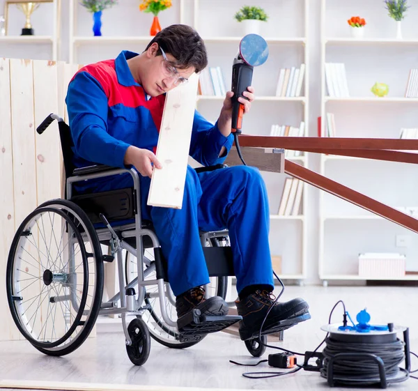 Carpintero discapacitado trabajando con herramientas en taller — Foto de Stock