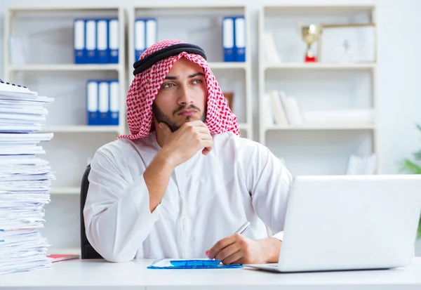 Arabski biznesmen pracujący w biurze robi papierkową robotę z pi — Zdjęcie stockowe