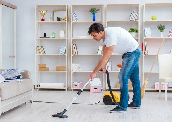 Homme faisant le ménage à la maison — Photo