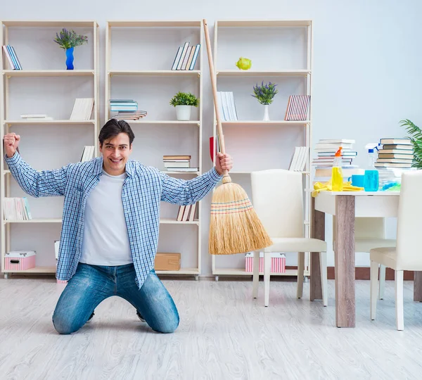 Mann putzt zu Hause — Stockfoto