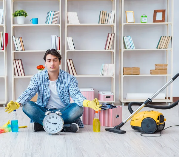 Hombre haciendo limpieza en casa —  Fotos de Stock