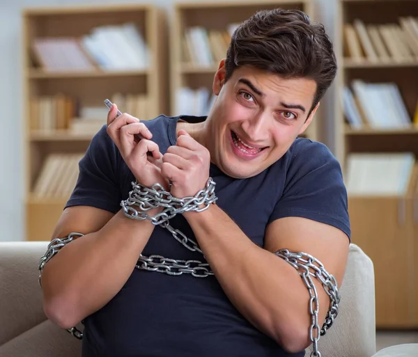 Homme souffrant de dépendance au téléphone dépendance — Photo