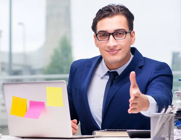 Uomo d'affari stacanovista sovraccarico di lavoro con troppo lavoro in ufficio — Foto Stock