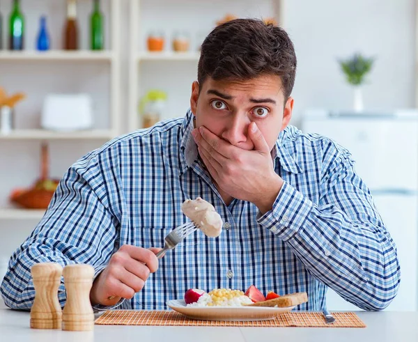 Man äter smaklös mat hemma till lunch — Stockfoto