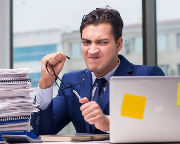 Workaholic-Geschäftsmann mit zu viel Arbeit im Büro überfordert — Stockfoto