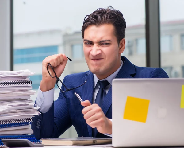 Empresario adicto al trabajo sobrecargado con demasiado trabajo en la oficina —  Fotos de Stock