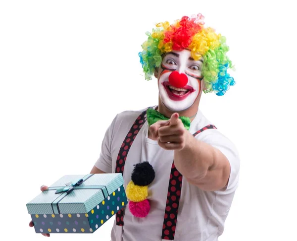 Śmieszny klaun z prezentem pudełko odizolowane na białym tle — Zdjęcie stockowe