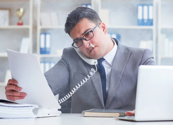 Empresario fumando en oficina en el trabajo — Foto de Stock