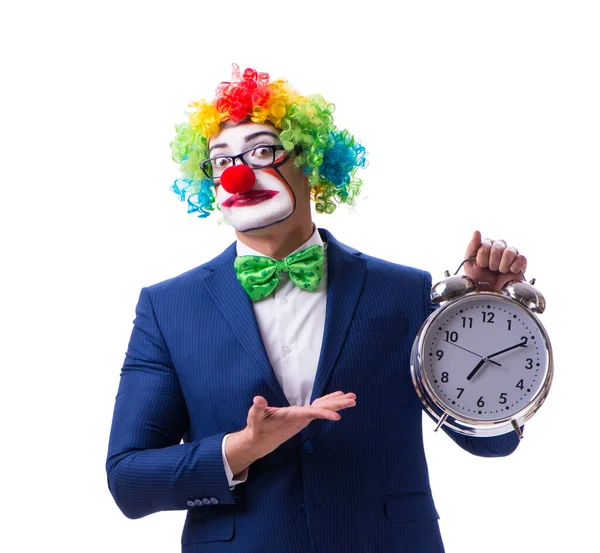 Hombre de negocios payaso divertido con un reloj despertador aislado en ba blanca — Foto de Stock