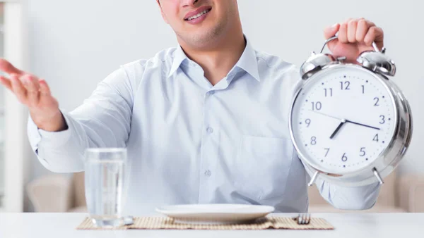 Konzept der langsamen Bedienung in Restaurants — Stockfoto