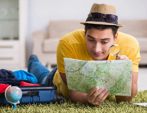 Homem planejando sua viagem de férias com mapa — Fotografia de Stock