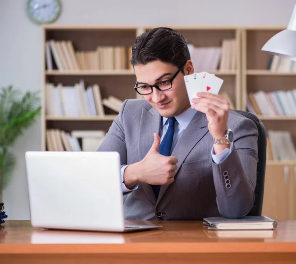 Homme d'affaires jouant aux cartes au travail — Photo