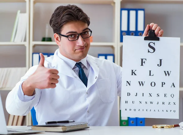 Arts opticien met briefkaart die een oogcontrole uitvoert — Stockfoto