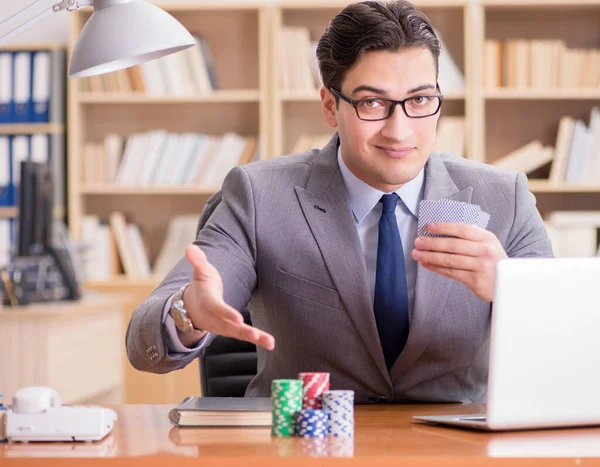 İşadamı işte kumar oynuyor.