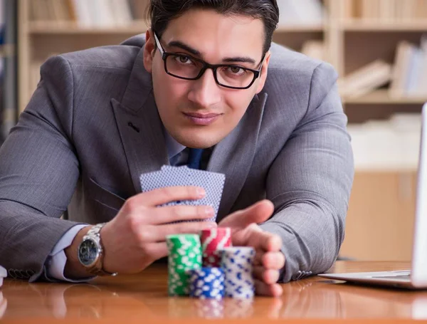Affärsman spelande spelkort på jobbet — Stockfoto