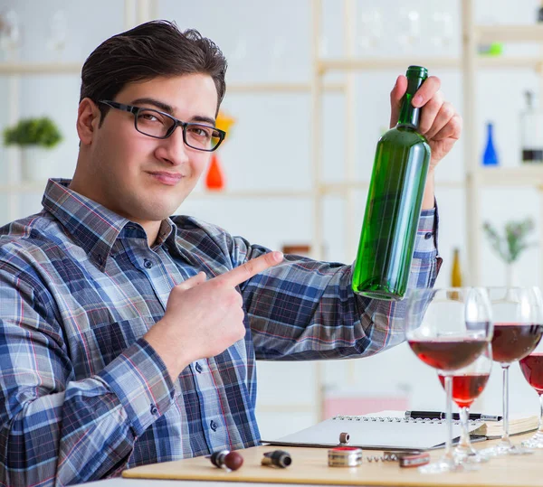 Degustazione sommelier professionale vino rosso — Foto Stock