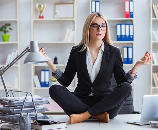 사무직 여성이 사무실에서 명상하는 데 실패하다 — 스톡 사진